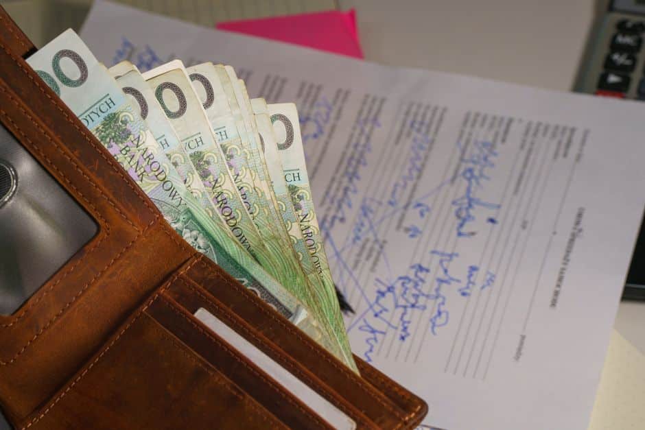 Apretón de manos tras la aprobación de un crédito para terreno en el banco