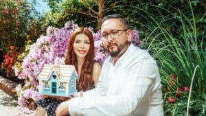 Familia decidiendo entre comprar un terreno o una casa