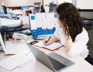 Trabajador de oficina gubernamental revisando trámite de crédito Fovissste