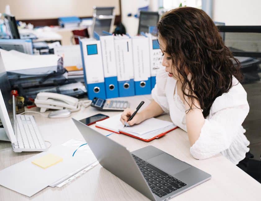 Trabajador de oficina gubernamental revisando trámite de crédito Fovissste