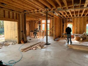 Obreros construyendo una casa sobre un terreno propio en México