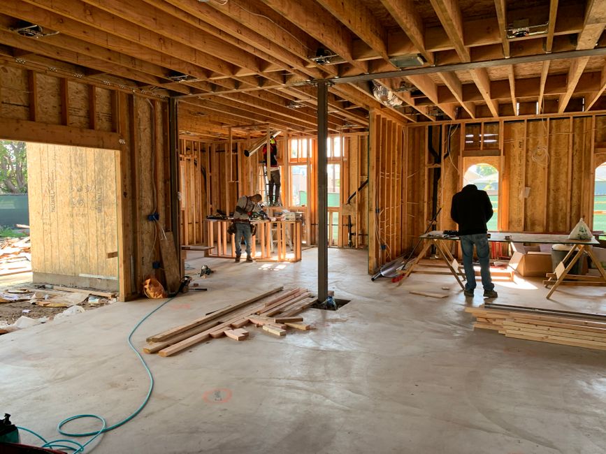 Obreros construyendo una casa sobre un terreno propio en México