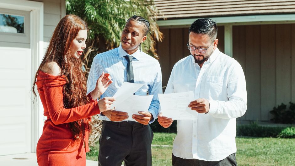Familia mexicana revisando papeleo de crédito Infonavit para comprar terreno