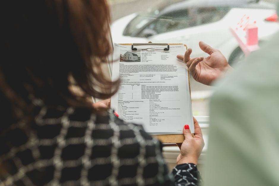 Perito valuador revisando documentos para el avalúo de un terreno