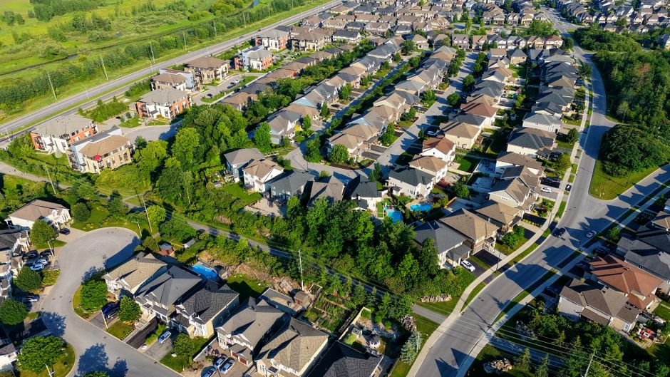 Terreno con desarrollo urbano creciente alrededor, representando plusvalía
